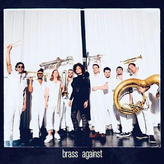 离谱！摇滚乐团【Brass Against】女歌手演出时当众对男粉喷尿！