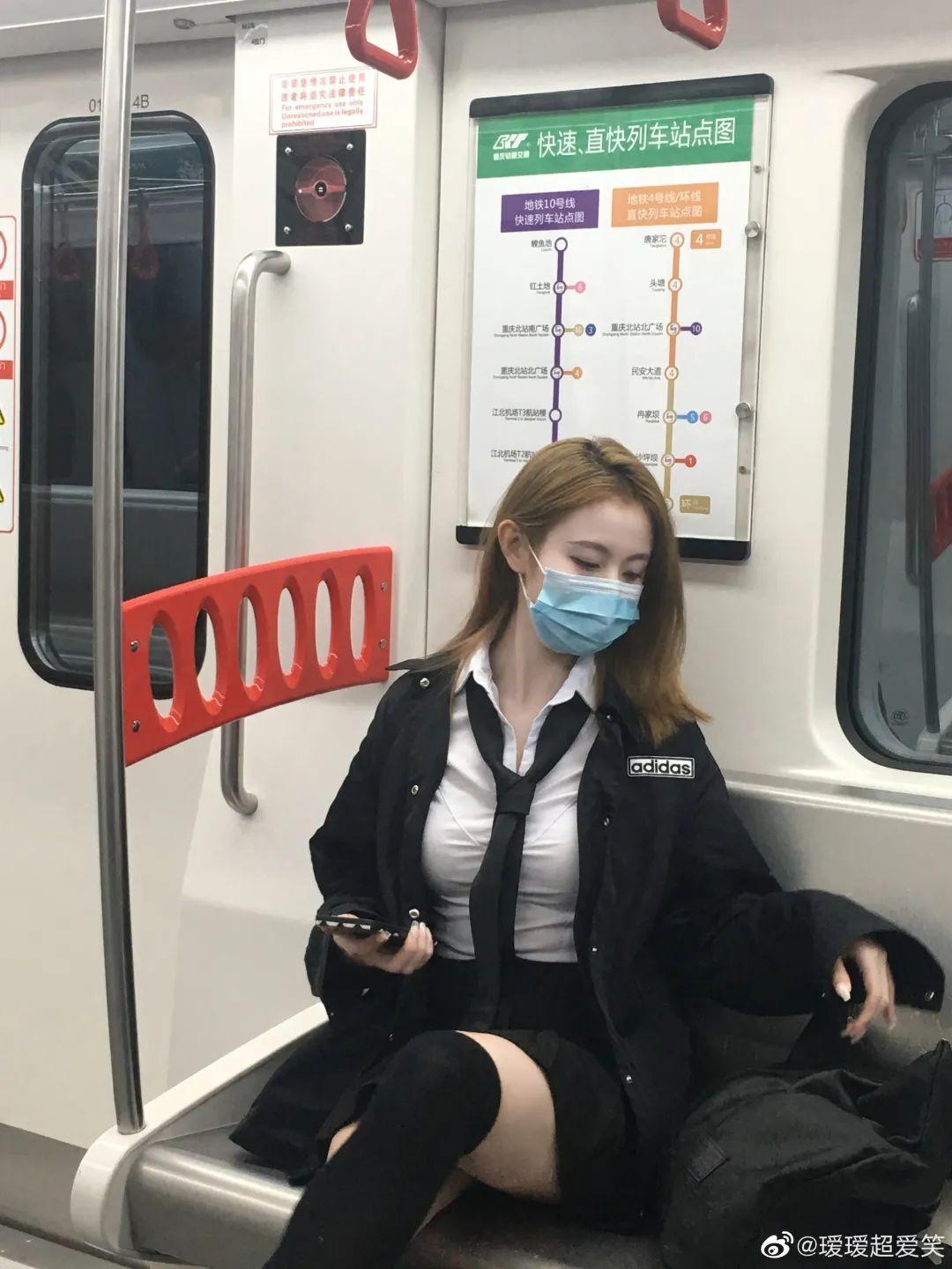 地铁口罩美女 | 火爆全网的黑白制服口罩妹，找到了！