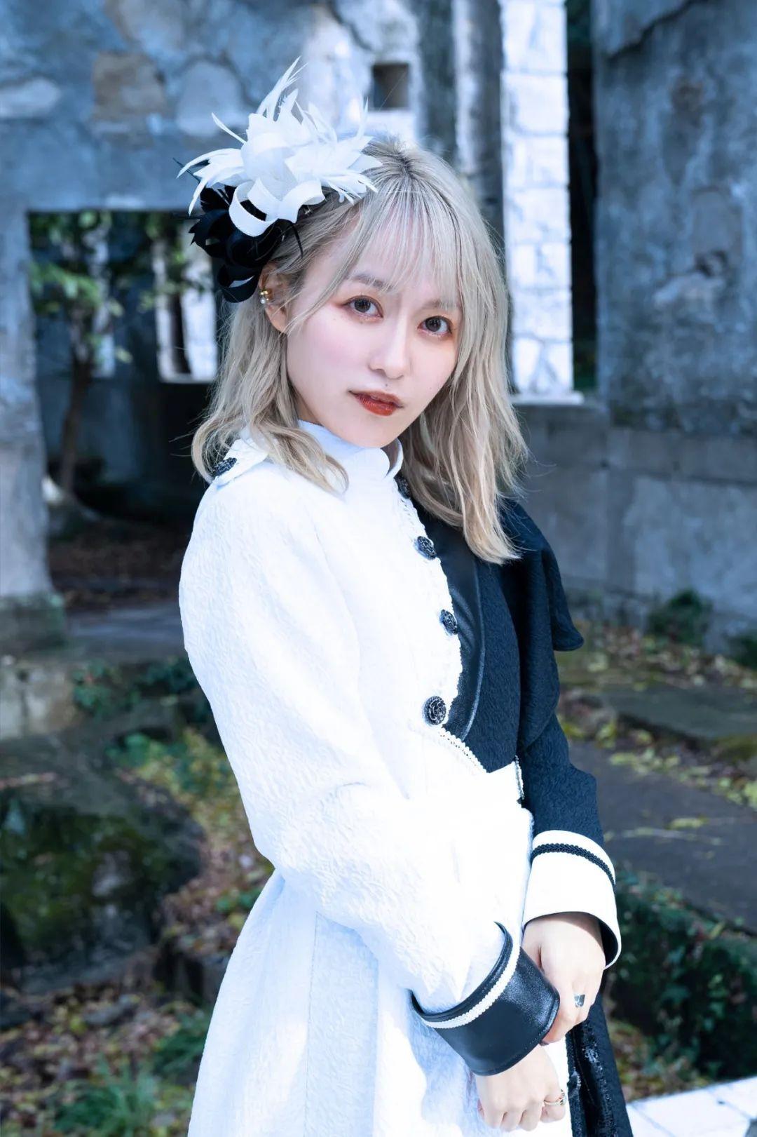 日本女子偶像组合“真っ白なキャンバス”（白布团）首次黑白搭配亮相，你喜欢这样的风格吗？