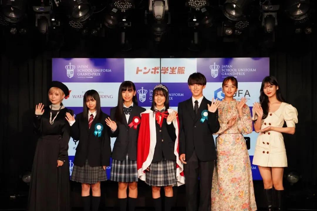 日本“10后学生服模特”评比，14岁的山本梨爱获得冠军