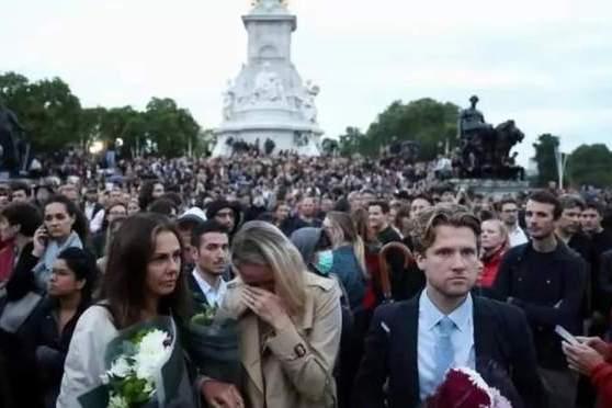 英国女王去世第1天：各国总统接连悼念，白金汉宫前挤满哀悼群众